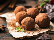 Trufas: aprenda como fazer o doce de chocolate e veja 15 receitas imperdíveis