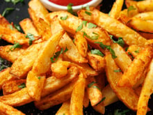 Os cozinheiros concordam: “Para fazer batatas fritas crocantes, adicione 30 g de amido de milho e 1 colher de chá de sal.”