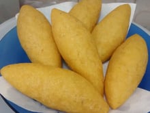 Bolinho de frango com farinha de milho
