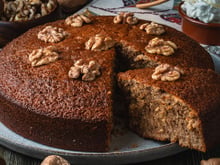 A visita não vai querer ir embora? Esse bolo de nozes do TudoGostoso vai deixar o café da tarde ainda mais especial