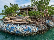 Artista cria ilha flutuante feita com mais de 150 mil garrafas plásticas em um dos projetos sustentáveis mais curiosos, deixando o mundo todo surpreso