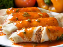 Essa receita de massa de panqueca de 2 ingredientes é a favorita da minha família: ideal para rechear com carne moída, frango desfiado ou até doce de leite!