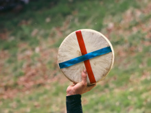 A competição tradicional envolvendo um queijo de 4kg que acaba com hospitalizados todos os anos: o público gosta, mas as autoridades querem proibir
