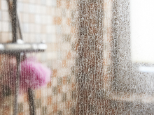 Nem vinagre, nem álcool: você só precisa de um ingrediente para remover as manchas do box do banheiro