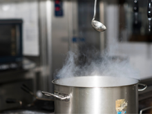 Quer preparar as suas panelas para a ceia de natal? Confira 4 acessórios para limpar o utensílio