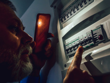 O que significa quando a luz da sua casa pisca do nada? Descubra se é perigoso