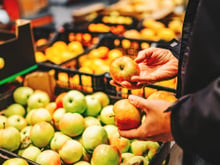 Chega de dúvidas: o passo a passo seguro para desinfetar as frutas com maior índice de agrotóxicos