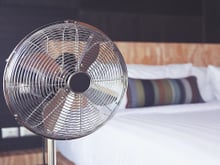 Você liga o ventilador a noite toda? Veja quanto isso pode custar no fim do mês