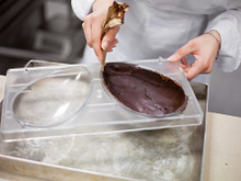 Ovo de Páscoa caseiro sem desperdício: com essa dica para tirar rebarba de chocolate da forma sem erro consigo aproveitar todo o ingrediente