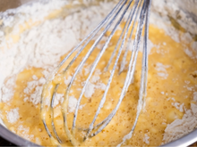 Os confeiteiros concordam com essa dica do TudoGostoso: bater demais a massa do bolo pode comprometer a textura e o crescimento