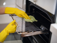 3 dicas caseiras fáceis para limpar as grelhas do forno e deixá-las brilhando como novas
