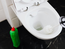 Como eliminar o odor de urina do banheiro usando suco de limão: uma mistura caseira eficaz