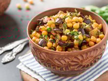 Salada de grão-de-bico com berinjela é a receita que faço quando quero uma refeição leve e nutritiva