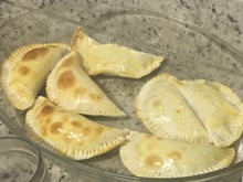 Pastel assado feito com massa de fritar