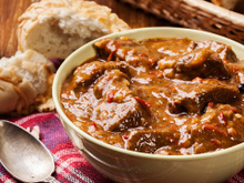 O ensopado de carne fica mais grosso e saboroso se você adicionar 1 ingrediente simples na panela