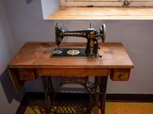 Se você tem uma máquina de costura antiga, tem um tesouro: a ideia criativa que a transforma em um móvel elegante