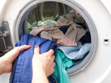 Adeus "teste do cheiro"? Saiba quantas vezes dá pra usar a mesma roupa antes de lavar