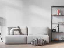 Adeus almofadas nos sofás: a tendência minimalista de 2026 que promete dominar as salas de estar