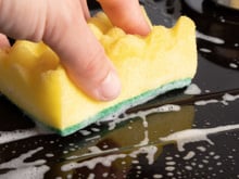 Nunca pensei que cortar o canto da esponja fosse facilitar tanto a minha vida: truque simples que quase ninguém pensa em fazer