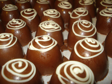 Trufa de chocolate com recheio de doce de coco