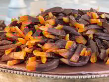 Depois de experimentar este doce com casca de laranja você nunca mais vai jogar esta parte da fruta fora