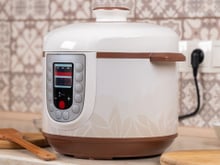 Como limpar a panela elétrica de arroz? TudoGostoso ensina o jeito certo para evitar o mau cheiro e garantir a durabilidade
