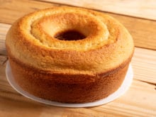 Quem disse que vegano não pode comer bolo? Essa receita não leva nenhum ingrediente de origem animal e fica irresistível, impossível comer só uma fatia