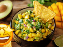 Salada de abacate e manga para levar um acompanhamento ousado no churrasco: "Só não economize no limão e no sal"