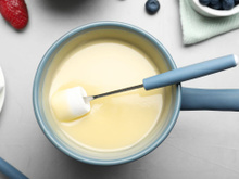 Chegou o inverno e esse fondue de leite Ninho vai fazer o maior sucesso nas noites frias