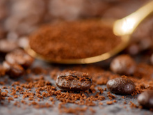 Como moer café em casa: dicas para quem não tem moedor