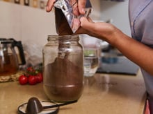 Mark, um barista experiente: "Para consumo em curto prazo, armazenar o café em temperatura ambiente fresca, entre 15 °C e 21 °C, é suficiente. Já para armazenamento prolongado, o congelamento pode ser extremamente eficaz"