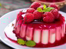 Aprendi com uma chef confeiteira a fazer panacota com calda de frutas vermelhas que fica perfeita para desenformar