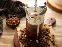 Moedor de café e prensa francesa deixam o café em casa mais especial por menos de R$ 70
