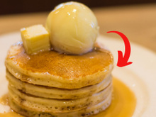 Panqueca americana feita com SORVETE, farinha e nada mais não só dá certo: também fica muito fofinha e saborosa!