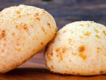 Aprendi com uma mineira: pão de queijo de verdade leva polvilho doce e azedo juntos (receita fácil!)
