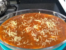 Polenta com molho bolonhesa e azeitonas