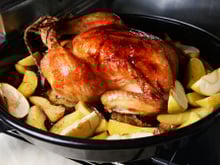 Simples e delicioso: como assar um frango inteiro no forno