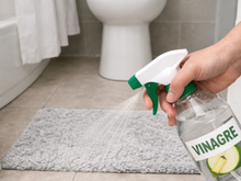 Donas de casa não guardam segredo: coloque vinagre na porta do banheiro hoje mesmo