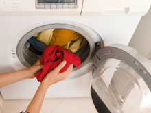 Tá escrito no manual da máquina de lavar, mas ninguém leu: é assim que se coloca a roupa na lavadora