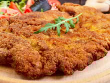 À MILANESA PERFEITO: como fazer um empanado que não solta, com dicas da chef Paola Carosella