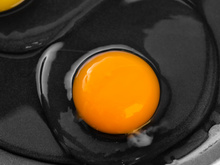 Tem uma mancha branca estranha no ovo cru? Saiba o que é e se faz mal comer