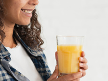 Um copo de suco de laranja puro por dia está associado a um coração mais forte: estudo revela benefícios