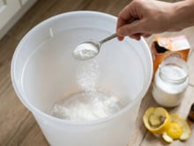 Para que serve colocar bicarbonato de sódio no lixo? TudoGostoso explica o truque e como utilizar corretamente