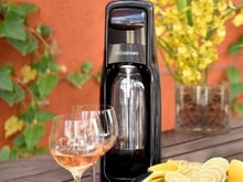 Máquina para fazer água com gás em casa: vale a pena?