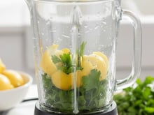 Para que serve bater casca de limão com salsa? Solução natural se tornou um truque popular pela praticidade