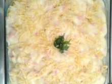 Macarrão de forno ao molho branco de queijo e presunto