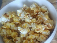 Pipoca caramelada assada