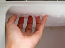 Geladeira formando gelo em excesso? TudoGostoso ensina ajuste simples para testar antes de chamar o técnico e que pode resolver o problema