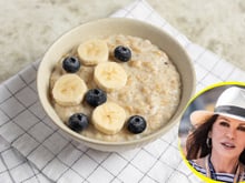Catherine Zeta-Jones, 56 anos, sobre seu café da manhã: "Eu escolho tigelas de mingau de aveia quente com banana, amoras e um pouco de açúcar mascavo."