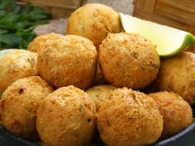 Sempre levo esse bolinho de bacalhau para o almoço de Páscoa e acaba em segundos: a receita é sem erro e não abre ao fritar!